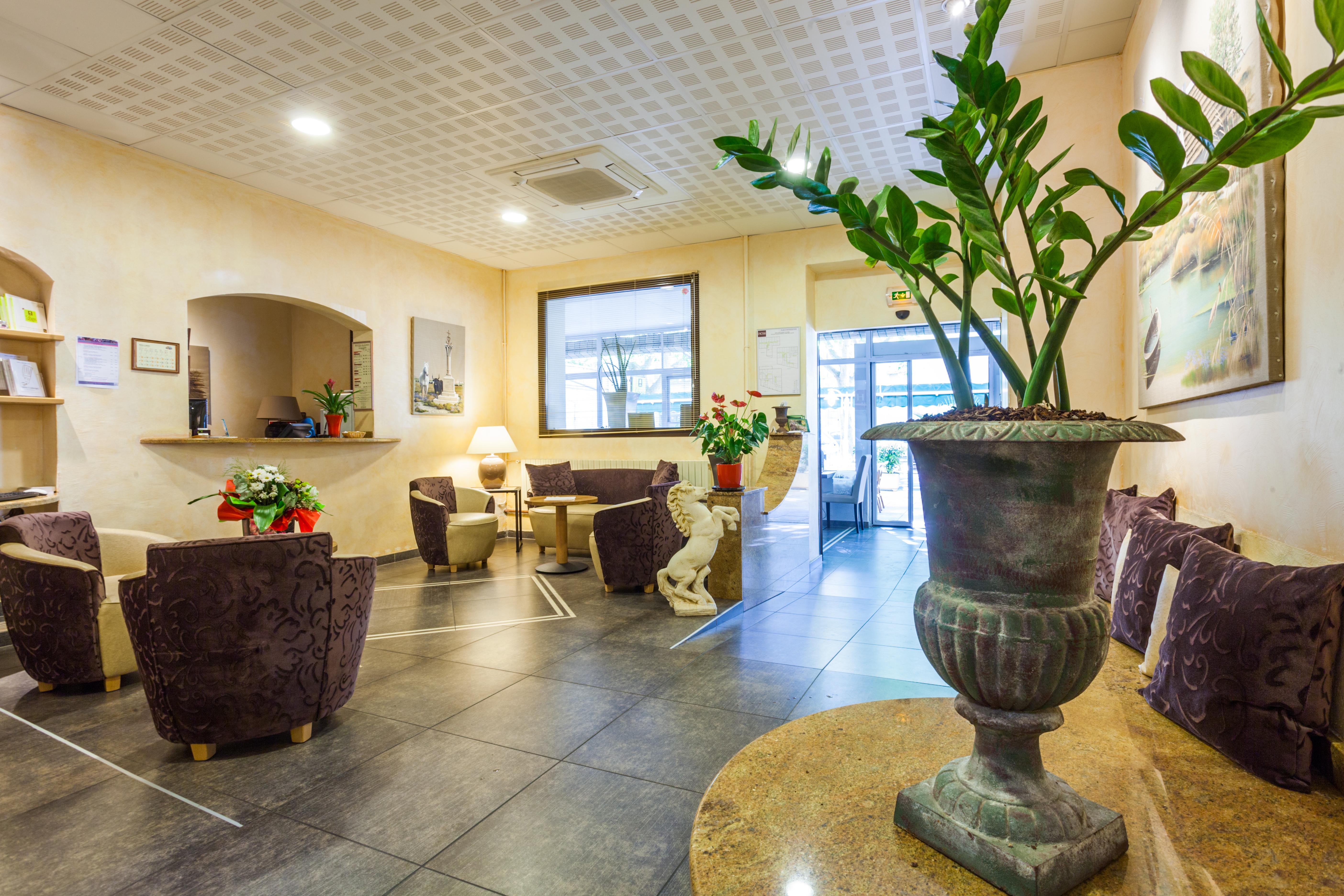 Logis Hotel Restaurant Le Cours Saint-Gilles  Exterior photo