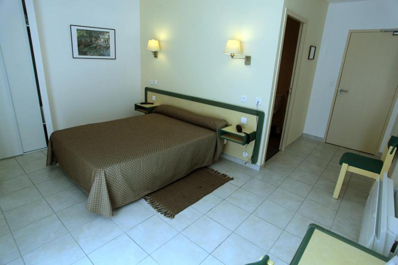 Logis Hotel Restaurant Le Cours Saint-Gilles  Room photo