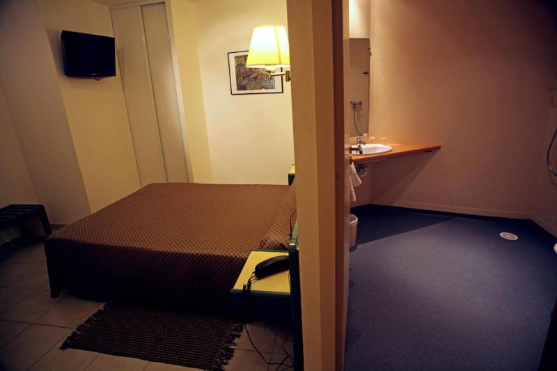 Logis Hotel Restaurant Le Cours Saint-Gilles  Room photo