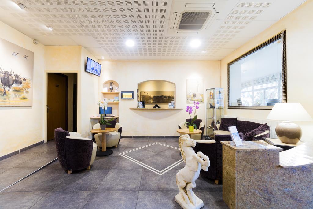 Logis Hotel Restaurant Le Cours Saint-Gilles  Exterior photo