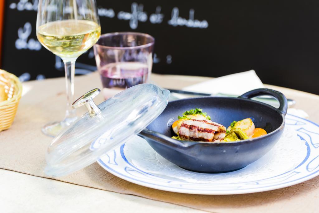 Logis Hotel Restaurant Le Cours Saint-Gilles  Exterior photo
