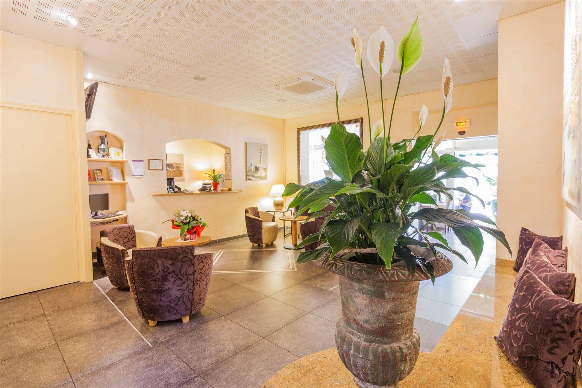 Logis Hotel Restaurant Le Cours Saint-Gilles  Exterior photo