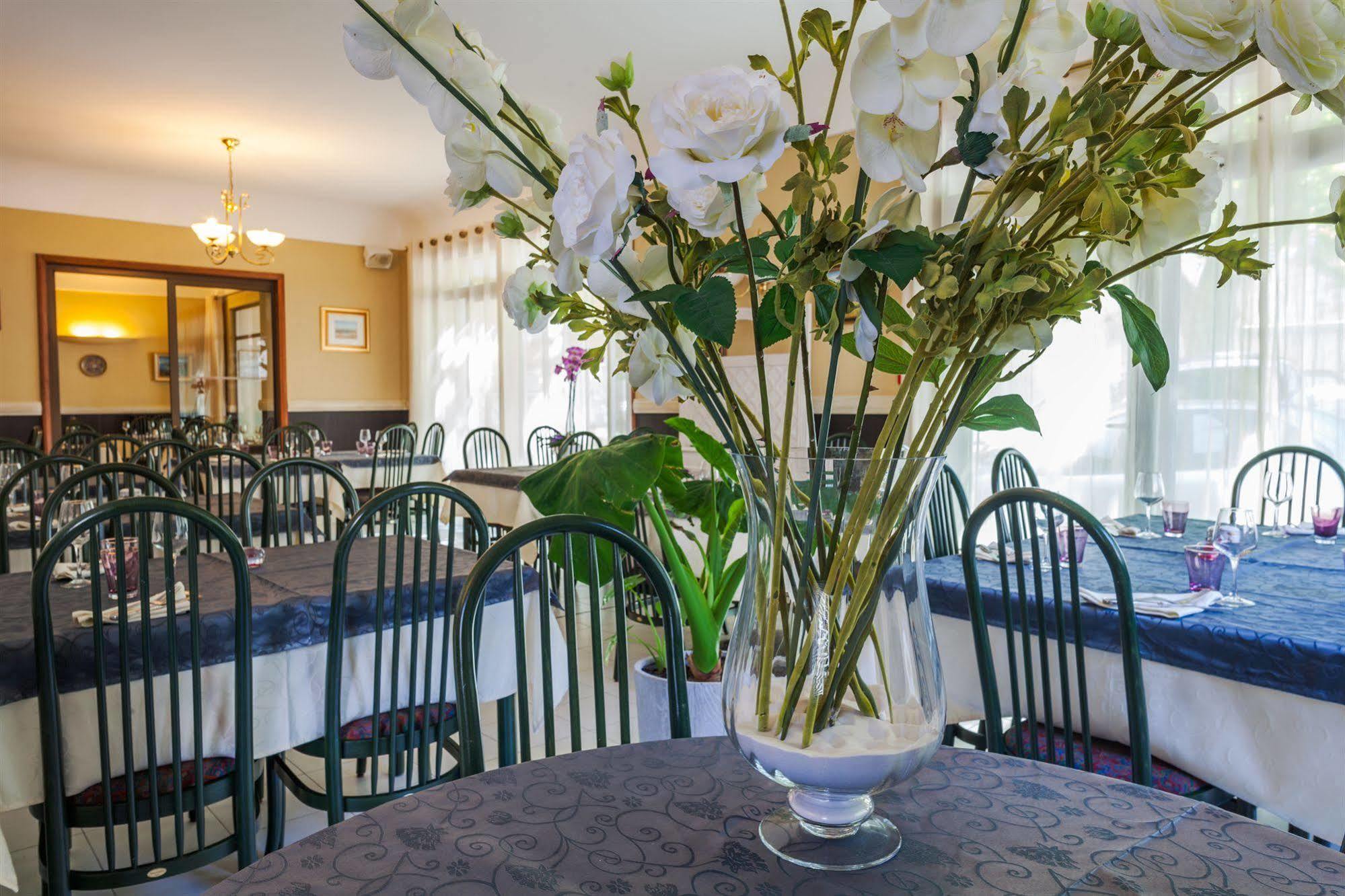 Logis Hotel Restaurant Le Cours Saint-Gilles  Exterior photo