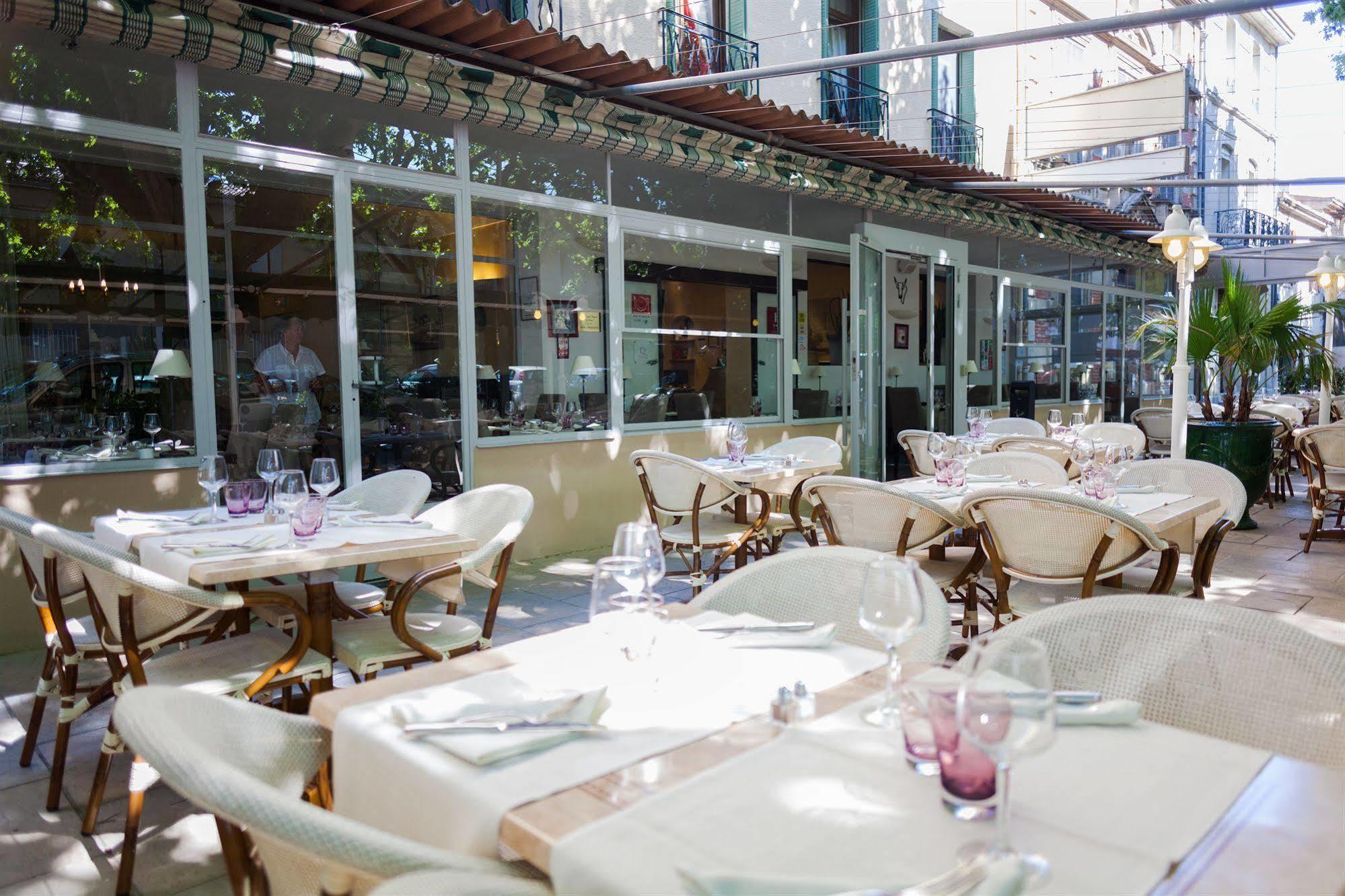 Logis Hotel Restaurant Le Cours Saint-Gilles  Exterior photo
