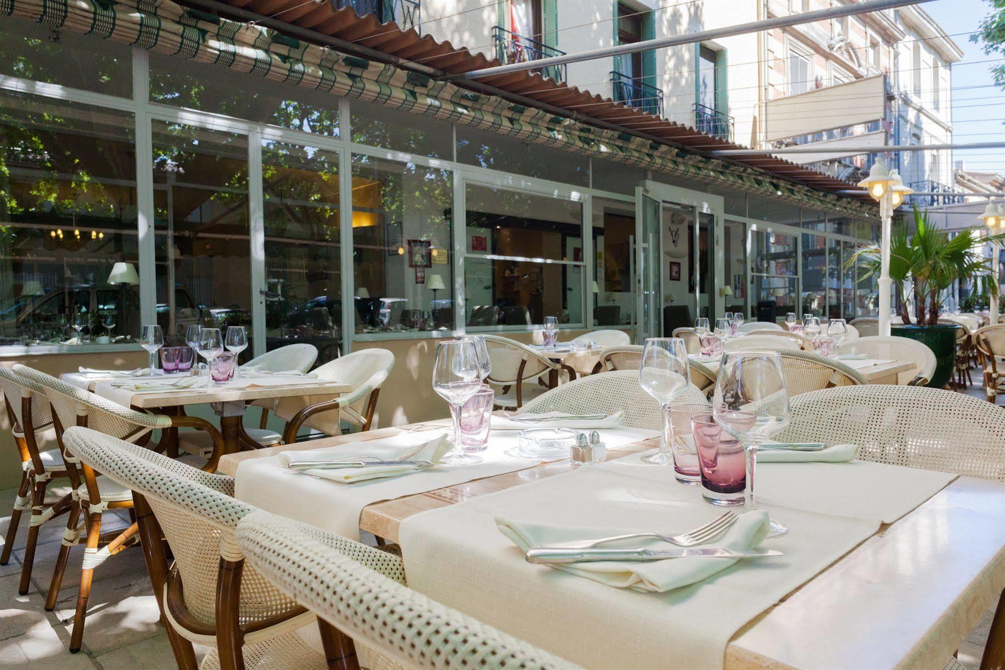 Logis Hotel Restaurant Le Cours Saint-Gilles  Exterior photo