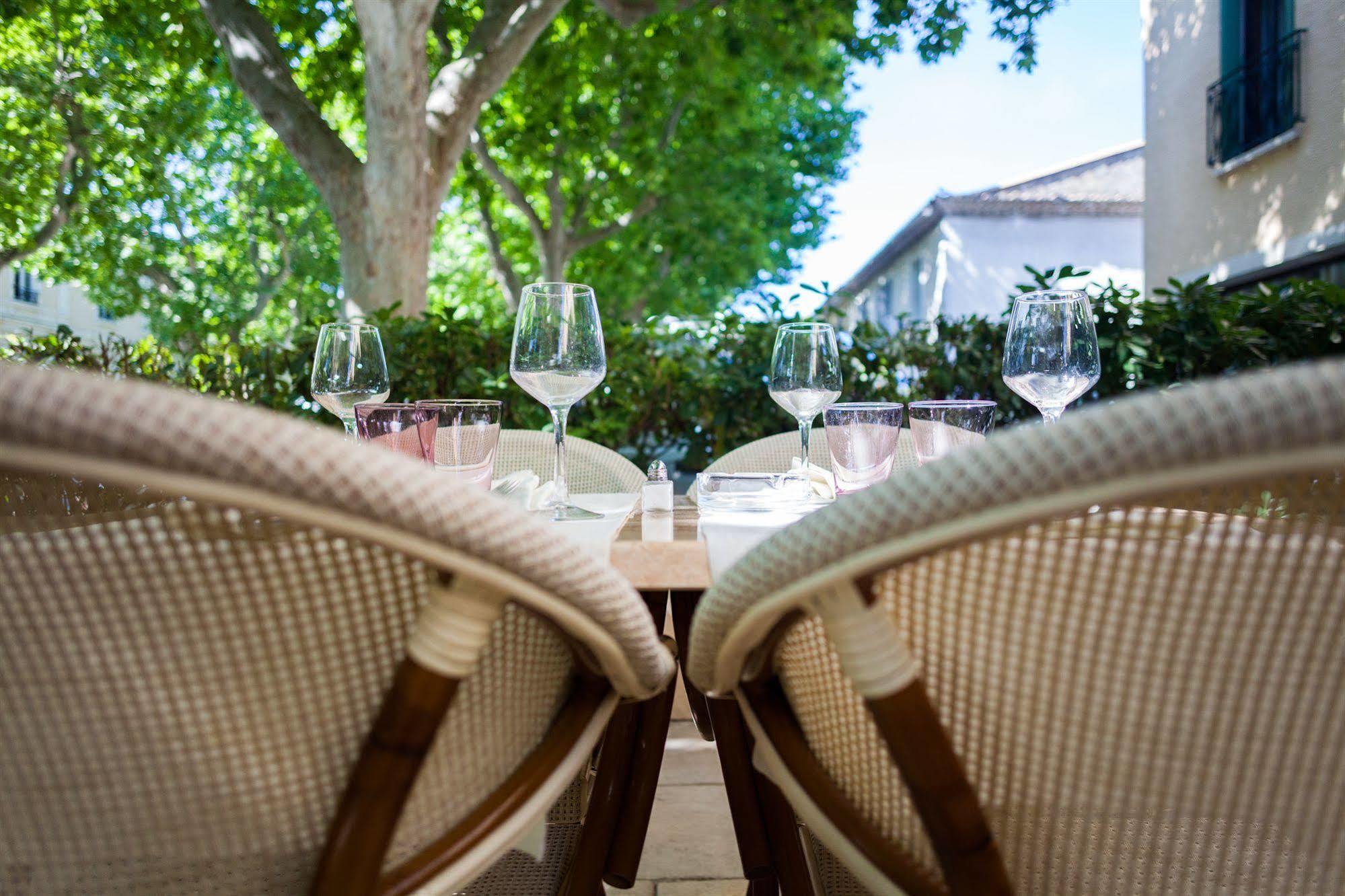 Logis Hotel Restaurant Le Cours Saint-Gilles  Exterior photo